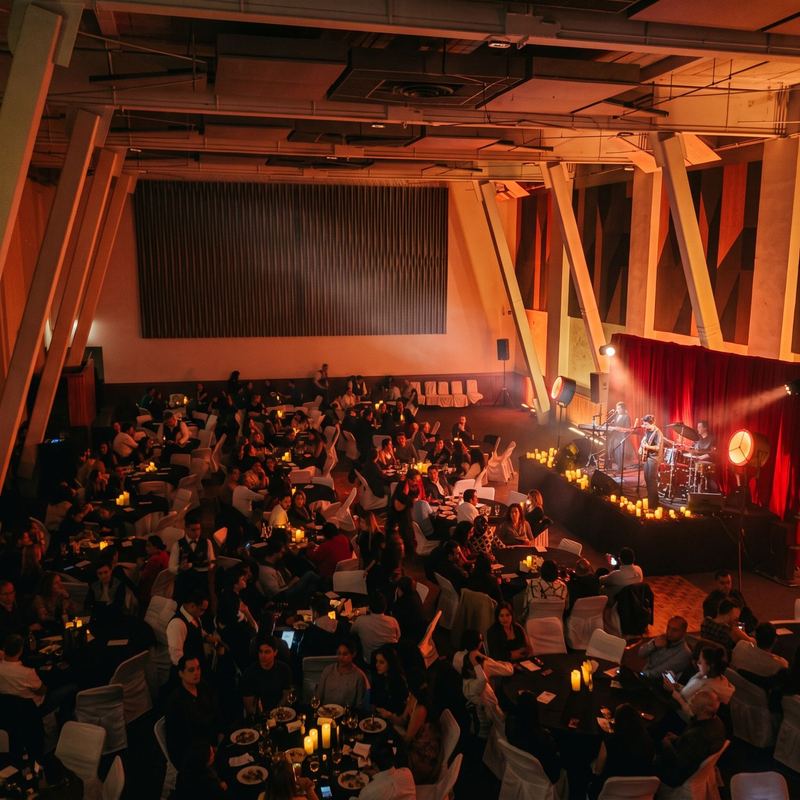 Vista general del Salón Grand durante una cena con música en vivo