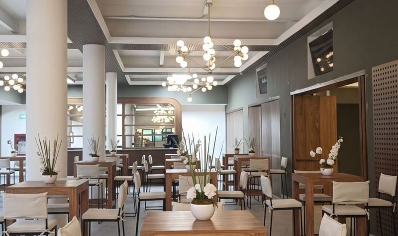 Salón Puebla con mesas de madera, flores blancas y candiles